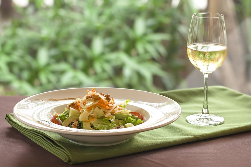 I vini ideali per accompagnare le insalate estive I vini ideali per accompagnare le insalate estive